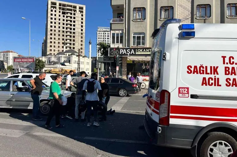 Sahabiye Mahallesi'nde Trafik Kazası: Otomobil Yayaya Çarptı, Yaralı Hastaneye Sevk Edildi — haber görseli
