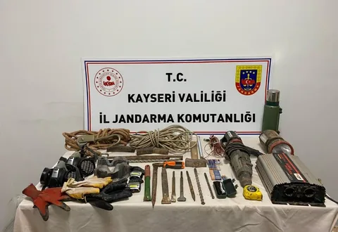 Define Avcılarına Şok! Felahiye'de 1. Derece Sit Alanında Kazı Yaparken Yakalandılar! — haber görseli
