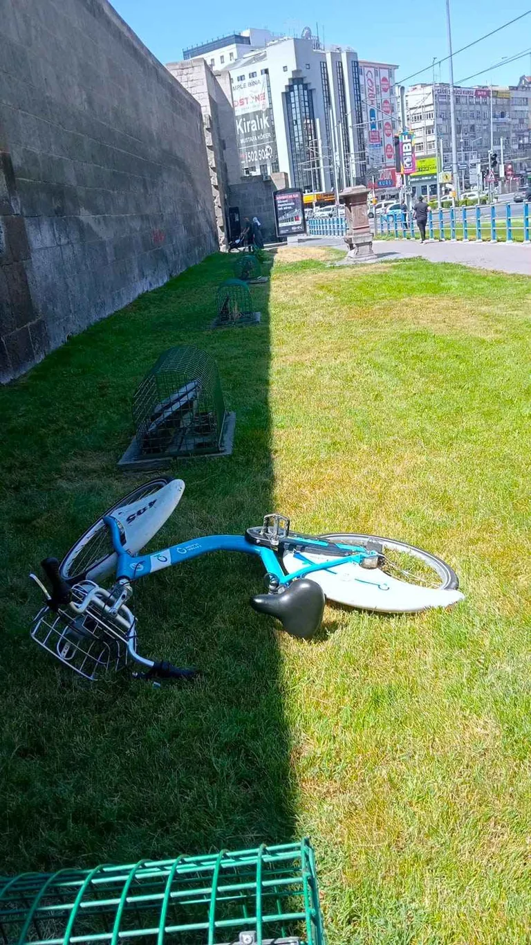 Kayseri'de Parklara Zarar Veren Vandallar Yine İş Başında  — haber görseli