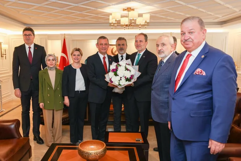 CHP Genel Başkanı Özel’den Yeniden Refah Partisi Genel Başkanı Erbakan’a ziyaret — haber görseli