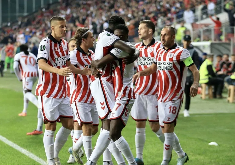Samsunspor Avrupa’da şov yapıyor! Dinamo Kiev’i 3-0 Mağlup Eden Kırmızı Fırtına, durdurulamıyor — haber görseli