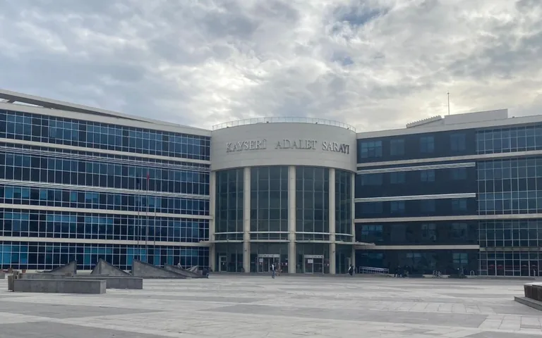 Kayseri girişinde uyuşturucuyla yakalanan sanıklar suçlamayı reddetti — haber görseli