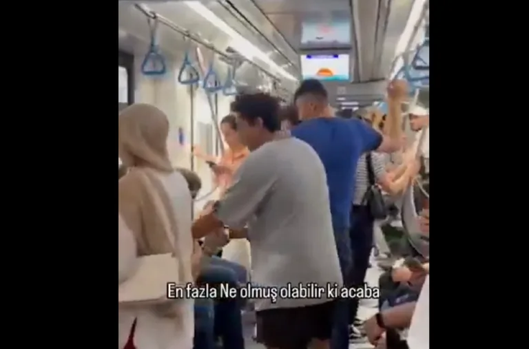 Eşinden Boşanan Adam Marmaray'da Çikolata Dağıttı — haber görseli