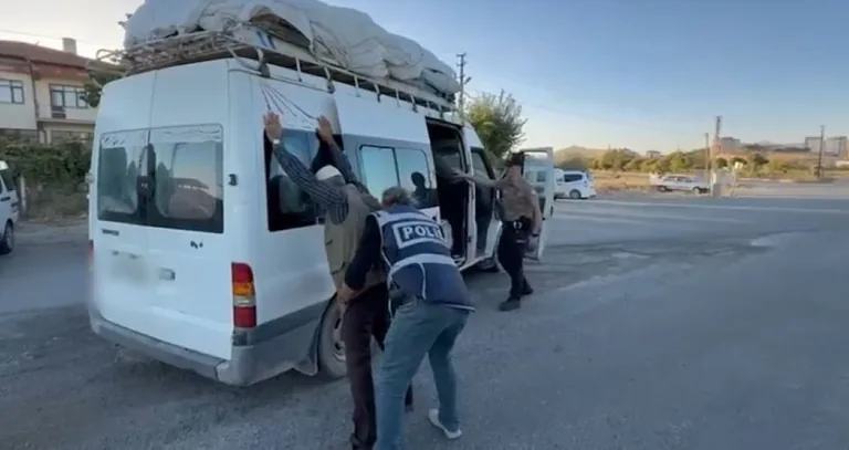 İki Cinayet İşledi, Sahte Kimlikle Kayseri’ye Geldi: Adım Atar Atmaz Yakalandı! — haber görseli