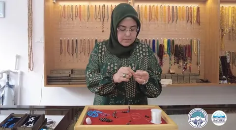 Bir Annenin KAYMEK İle Başarı Yolculuğu! Takı Yapmayı Öğrendi, Kendi İş Yerini Açtı — haber görseli
