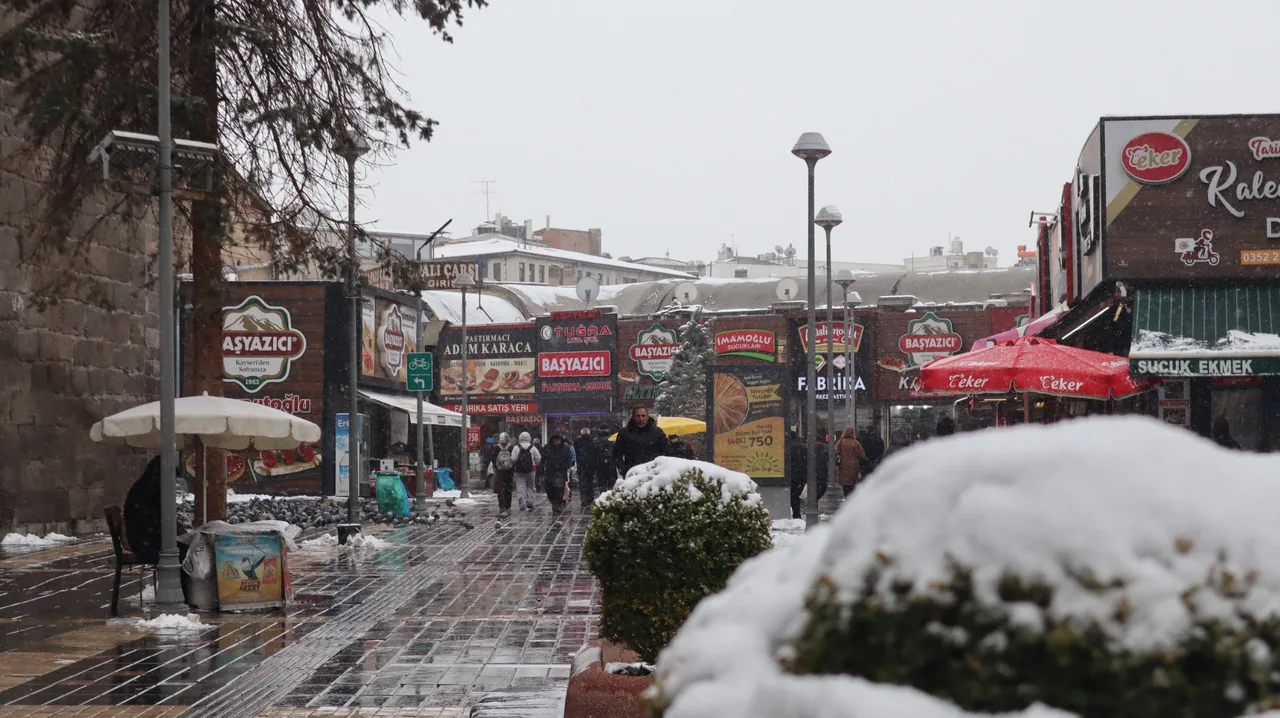 Kayseri Beyaza Büründü: Kar Yağışı 2 Gündür Etkisini Devam Ettiriyor — haber görseli
