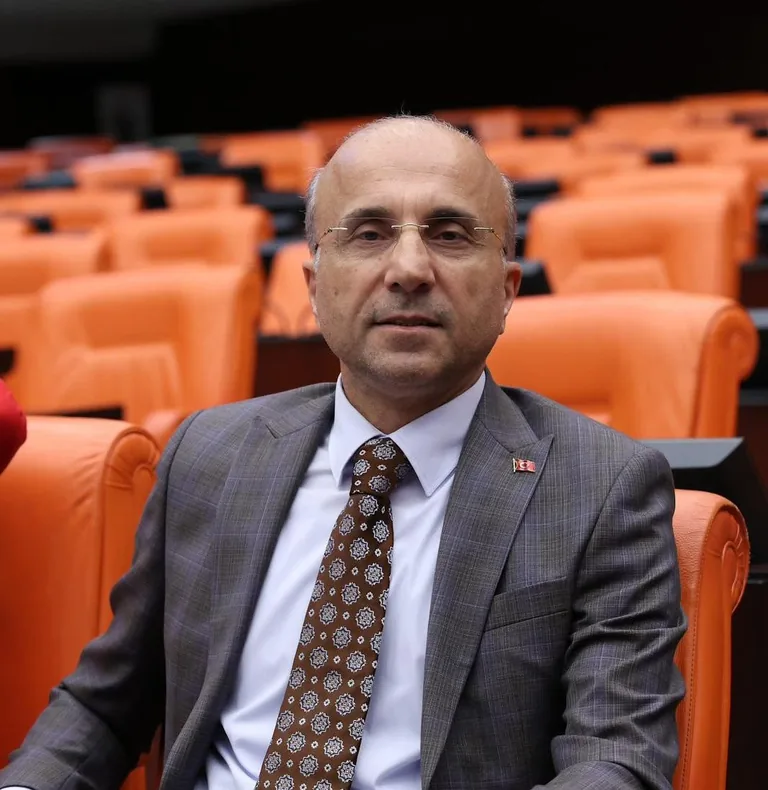 CHP’li Aşkın Genç’ten İktidara Domatesli Enflasyon Tepkisi: "Halk Kilo ile Değil, Tane ile Alıyor!" — haber görseli