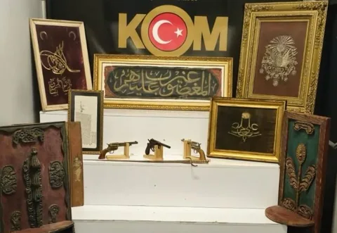 Tarihi Eserleri Satmaya Çalışırken Yakalandı:Tabancalar, Kılıç ve Tablolar Ele Geçirildi — haber görseli