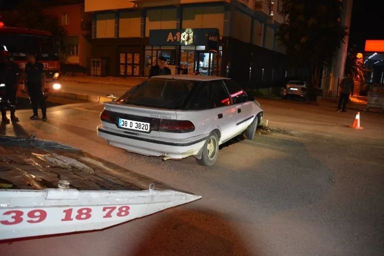 Yahyalı'da kontrolden çıkan otomobil kavşakta kaldırıma çarptı! Sürücü yaralandı — haber görseli