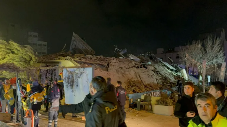 Konya'da Bina Çöktü: Enkaz altında kalan 3 kişi kurtarıldı: 2 Ölü — haber görseli