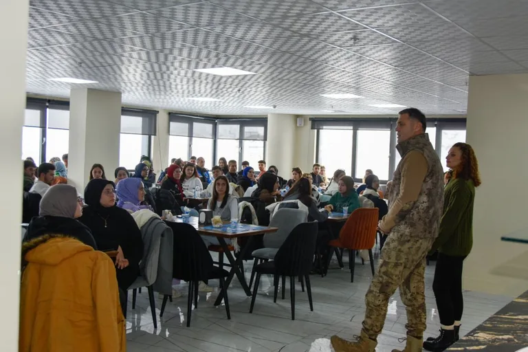 Kayseri İl Emniyet Müdürü Atanur Aydın, ERÜ Siber Öğrenci Kulübü Üyeleriyle Bir Araya Geldi — haber görseli