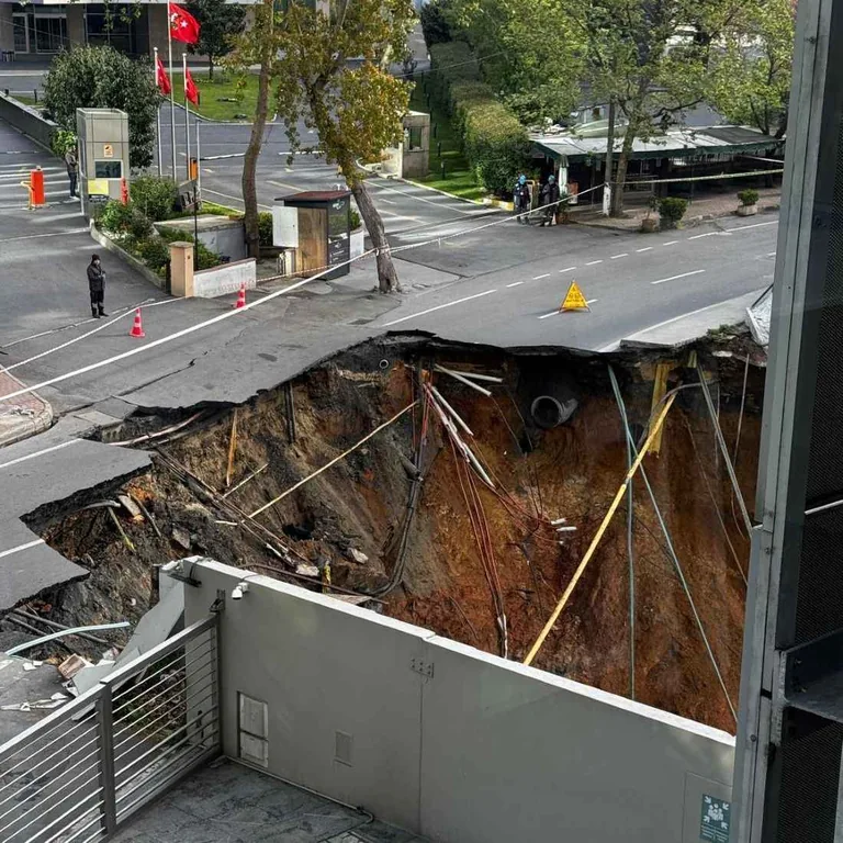 İstanbul'un Kalbinde Yol Çöktü! Sarıyer'de yol çöktü... Eski Büyükdere Caddesi trafiğe kapatıldı — haber görseli