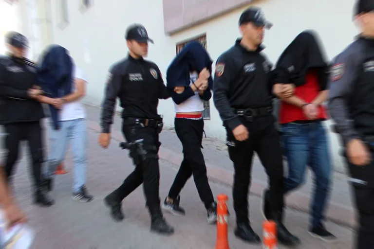 Kayseri'de 'YILANLAR Grubu' Adlı Organize Suç Örgütü Çökertildi: 22 Şüpheli Yakalandı — haber görseli