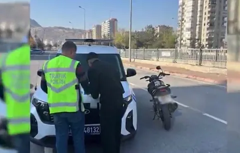 Trafikte Şov Yapan Motosiklet Sürücüsüne Soğuk Duş! Ceza Üstüne Ceza — haber görseli