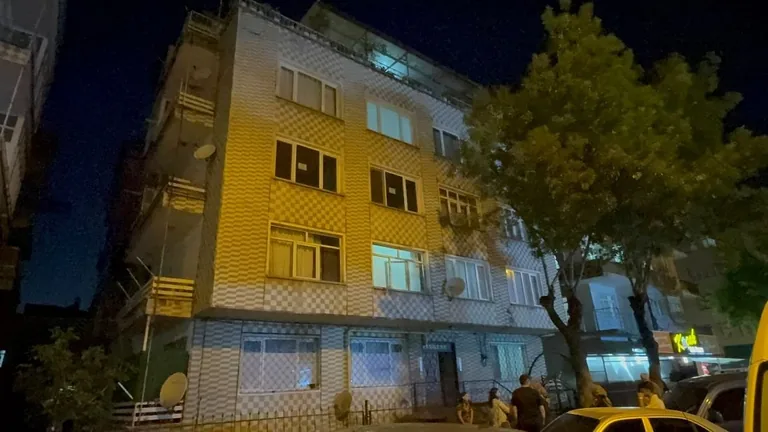Hürriyet Mahallesi'nde Balkon Faciası! 3 katlı binanın 2'nci katından düşen kadın yaralandı — haber görseli