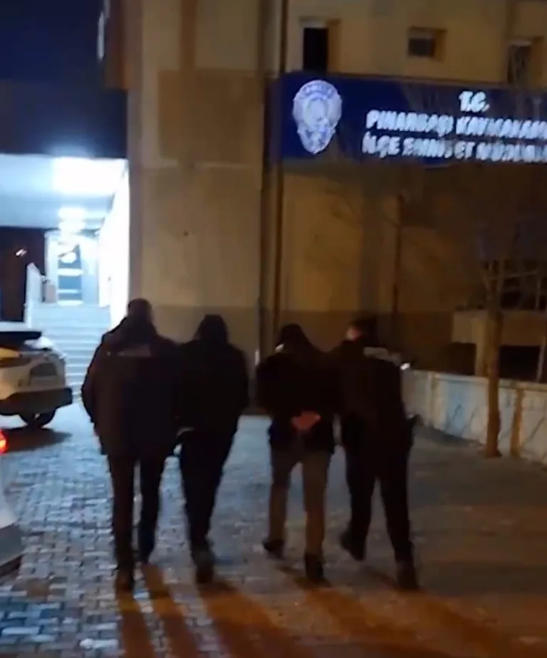 PINARBAŞI’DA VANDALİZM: LASTİK KESİP CAM TAŞLADILAR! — haber görseli