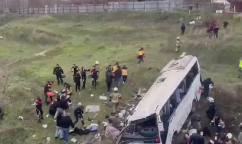 Flaş Gelişme: Esenyurt’ta Minibüs Şarampole Yuvarlandı! Çok Sayıda Yaralı Var — haber görseli