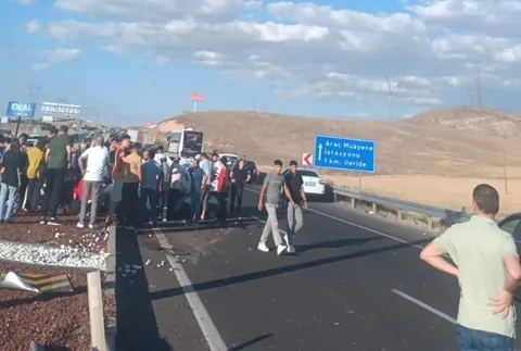 İki Aracın Çarpışması Sonucu Meydana Gelen Kazada, Aynı Aileden 4 Kişi Yaralandı — haber görseli