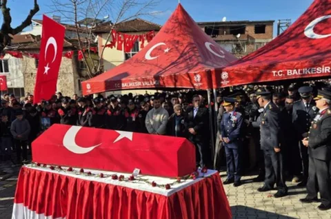 Şehit polis memuru Emirhan Aramış son yolculuğuna uğurlandı — haber görseli