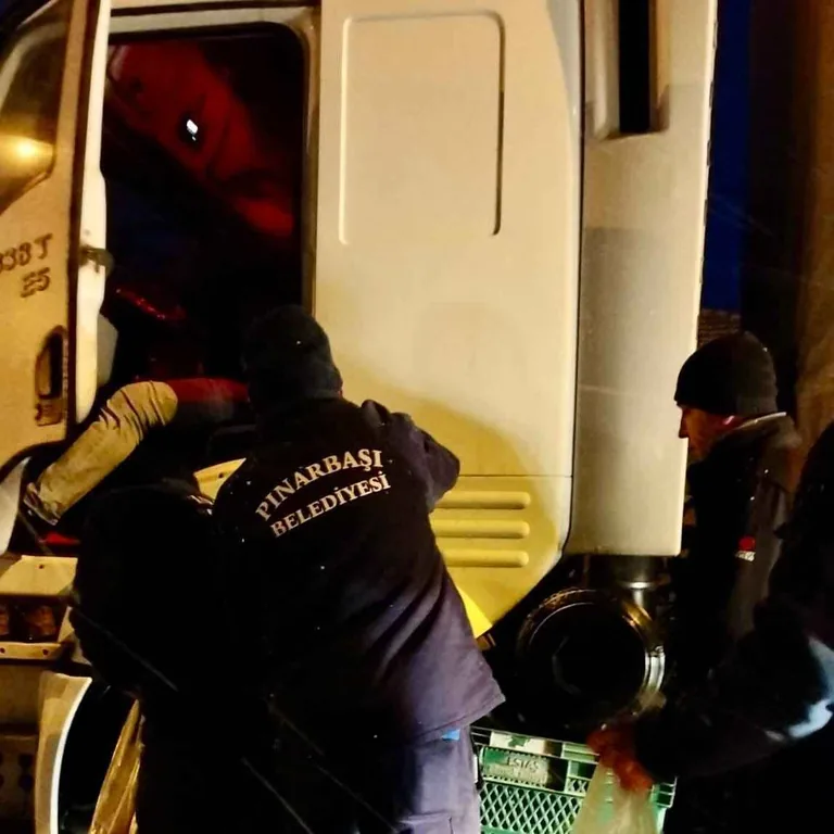 Pınarbaşı' da Yolda Kalanlara Sıcak Çorba İkramı — haber görseli