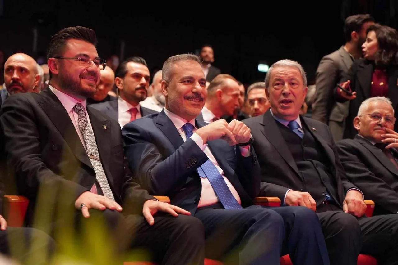 HAKAN FİDAN KAYSERİ’DEN DÜNYAYA SESLENDİ: TÜRKİYE DİZGİNLERİ ELİNE ALDI! ARTIK OTOMATİK PİLOTTA DEĞİL — haber görseli