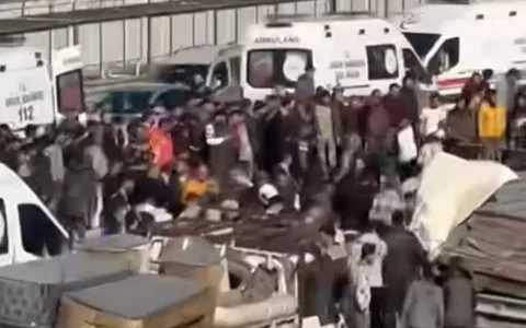 Hatay'da işçi servisi park halindeki tıra çarptı: 6 ölü, 8 yaralı — haber görseli