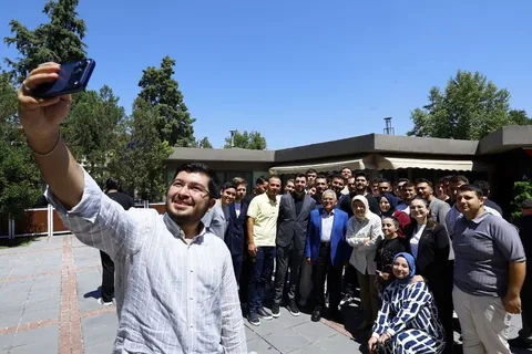 Başkan Büyükkılıç Gençlerle Emirgan Kafe'de Bir Araya Geldi — haber görseli