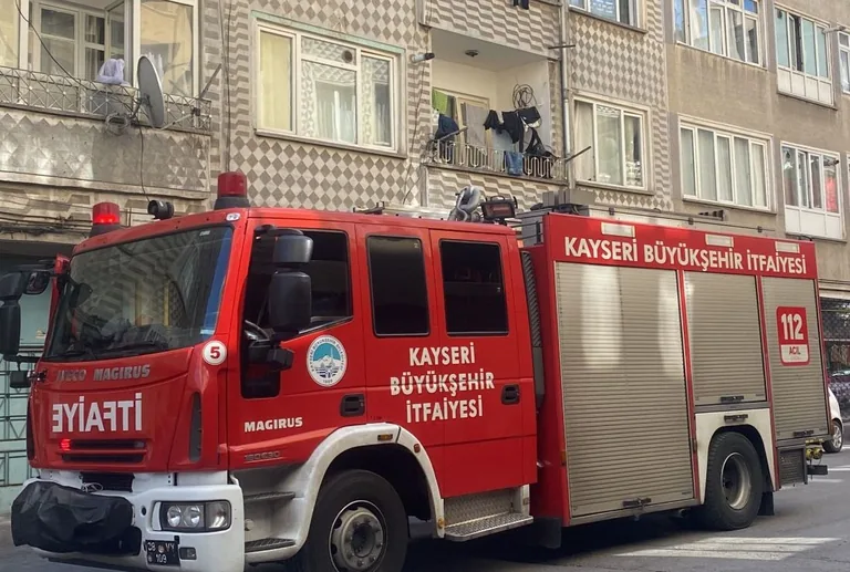 Korku Dolu Anlar! Gülük Mahallesi'nde 4 Katlı Binada Yangın Çıktı — haber görseli