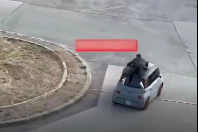  Trafiği tehlikeye atanlara geçit yok! Kayseri'de Otomobil Üzerinde Yolculuk Cezasız Kalmadı — haber görseli