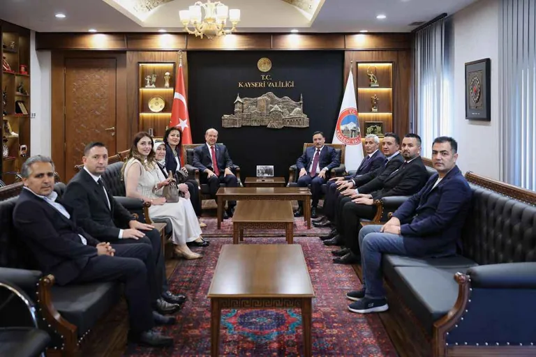 KKTC Cumhurbaşkanı Ersin Tatar, Vali Gökmen Çiçek'i Ziyaret Etti — haber görseli