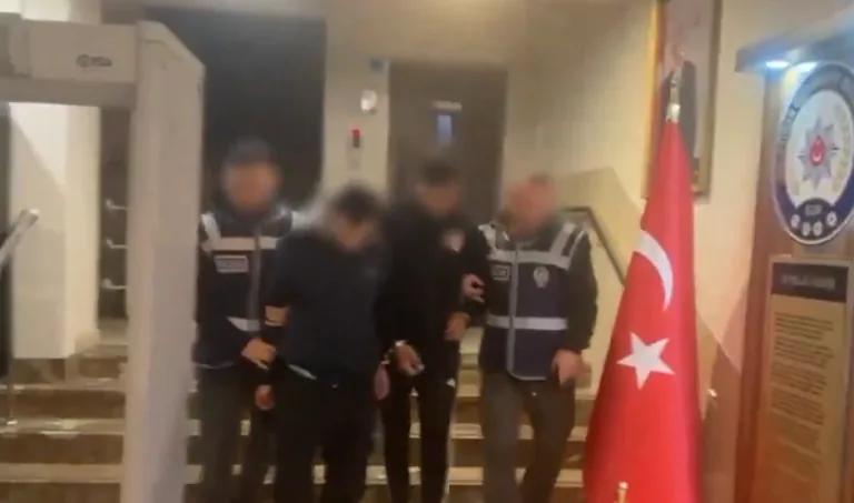 Akü Hırsızları Önce Kameraya Sonra Polise Yakalandı — haber görseli