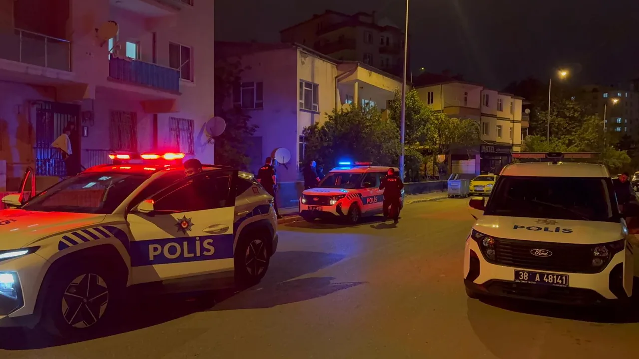 Kayseri Esenyurt' ta Sokak Ortasında Bıçaklı Kavga: 2 Kişi Yaralandı — haber görseli