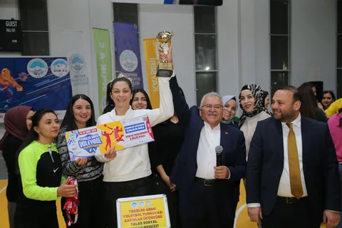 Büyükkılıç, Voleybol Turnuvası'nda Dereceye Giren Takımlara Ödüllerini Takdim Etti — haber görseli