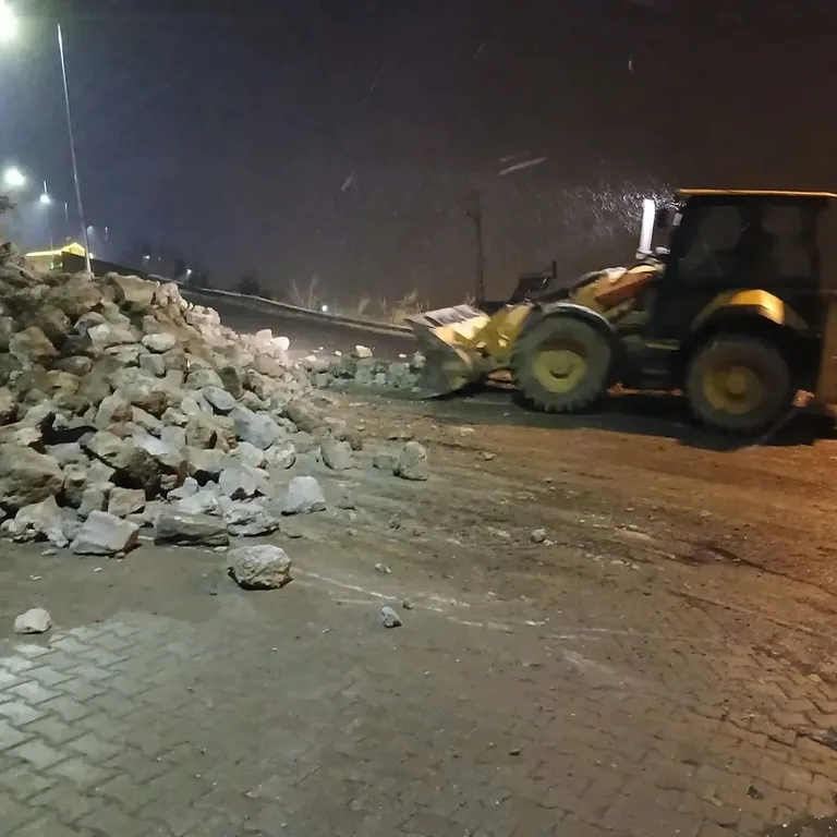 Bünyan’da Gece Yarısı Heyelan! Yol Duvarı Çöktü, Trafik Kapandı — haber görseli