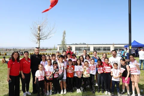 SPOR A.Ş.’NİN ÇOCUK KOŞUSUNA YÜZLERCE MİNİK SPORCU KATILDI — haber görseli