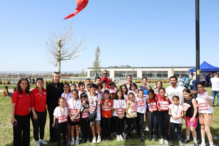 SPOR A.Ş.’NİN ÇOCUK KOŞUSUNA YÜZLERCE MİNİK SPORCU KATILDI — haber görseli