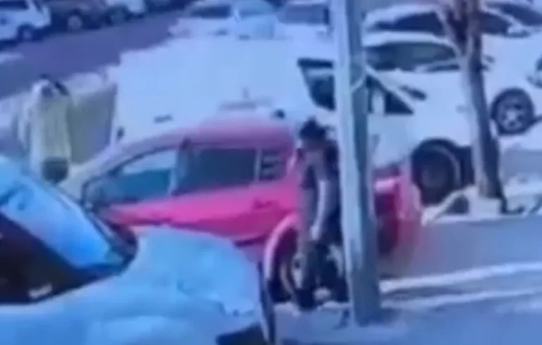 Suçüstü Yakalandılar! KARGO ARACINDAN TELEFON ÇALAN ŞÜPHELİ VE ALICISI YAKALANDI — haber görseli
