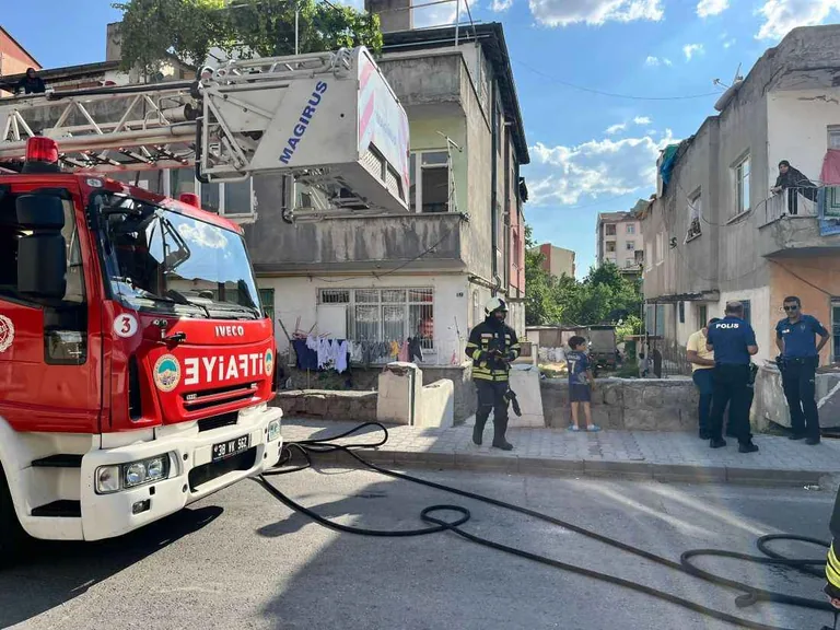 Apartman dairesinde çıkan yangın büyümeden söndürüldü — haber görseli