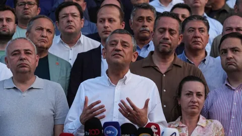 CHP Lideri Özgür Özel'den Hastane Önünde Açıklama: Tanıdığım En İyi İnsanı Kaybettik — haber görseli