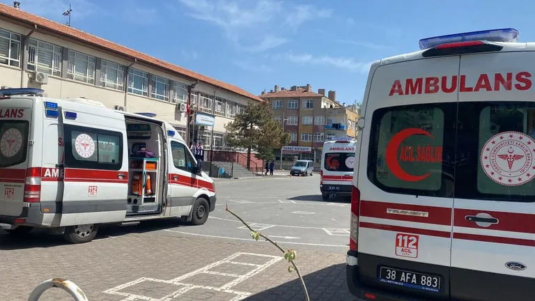 Köfteden zehirlenen 23 öğrenci hastaneye kaldırıldı — haber görseli