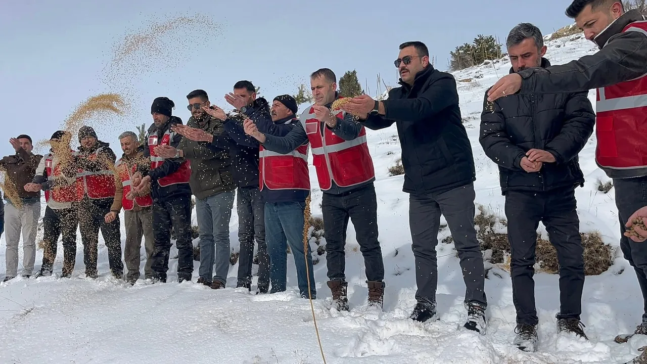 Kar Altındaki Doğa İçin Seferberlik: MHP Pınarbaşı teşkilatı, yaban hayvanları için doğaya yem bıraktı — haber görseli