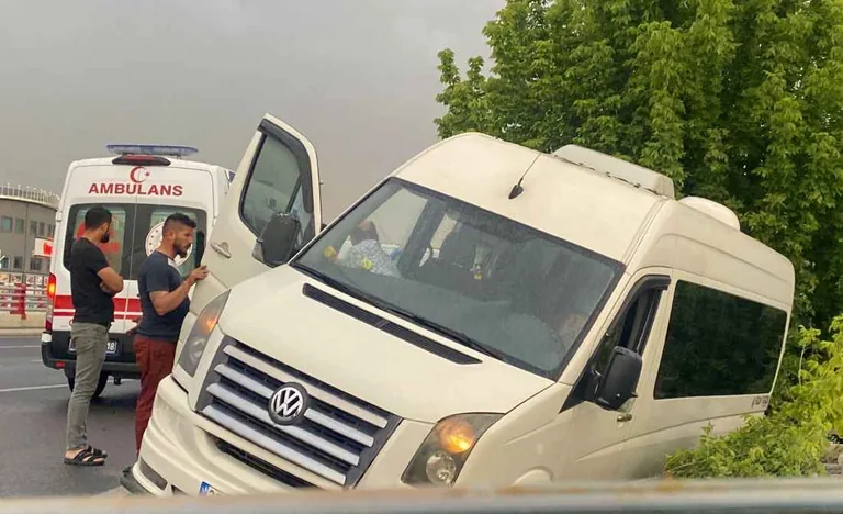 İşçi Servisi İle Otomobil Çarpıştı: 3 Yaralı — haber görseli