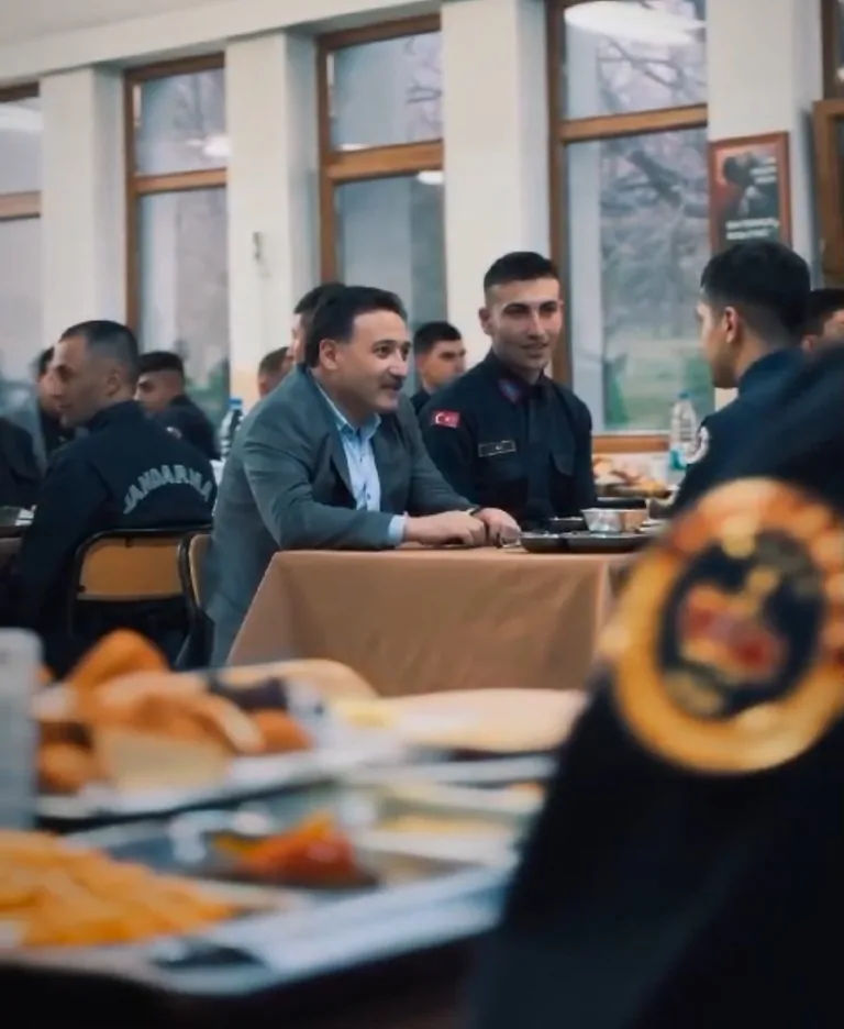 Vali Gökmen Çiçek iftarda Mehmetçik ile bir araya geldi — haber görseli