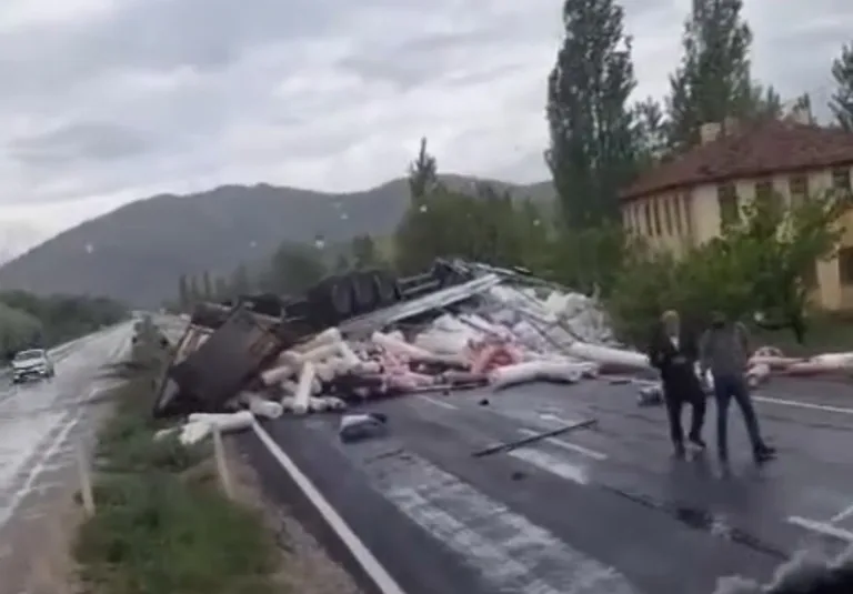 Korkunç Kaza! Kayseri- Kahramanmaraş Yolunda Malzeme Yüklü TIR Devrildi: Yol Trafiğe Kapatıldı — haber görseli