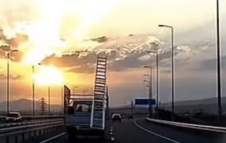 Kuzey Çevre Yolu’nda Film Gibi Olay: Kamyonetten Düşen Merdiven Trafiği Altüst Etti! — haber görseli