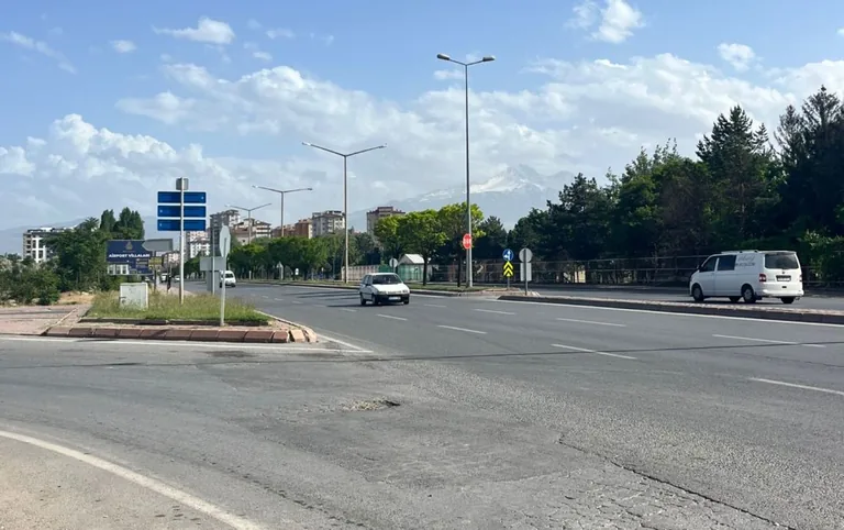 Yetkililer Duysun! Vatandaşlar Erkilet Bulvarı’nda Kazaların Önlenmesi İçin Üst Geçit Talep Ediyor — haber görseli