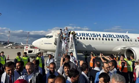 İsrail’in alıkoyduğu Küresel Sumud Filosu aktivistleri Türkiye’de! — haber görseli