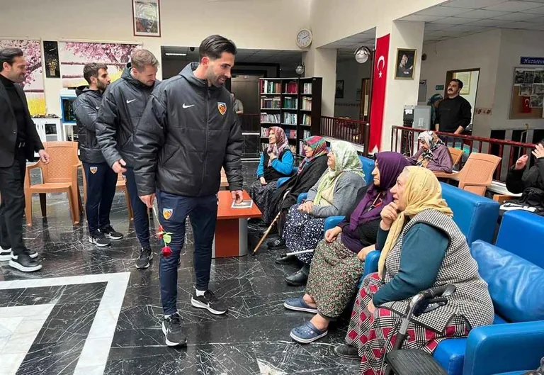 Kayserispor'dan Huzurevine Anlamlı Ziyaret — haber görseli