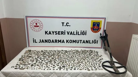 Pınarbaşı’nda Tarih Eser Kaçakcısına Jandarma Baskını: 878 Parça Eserle Yakalandı! — haber görseli
