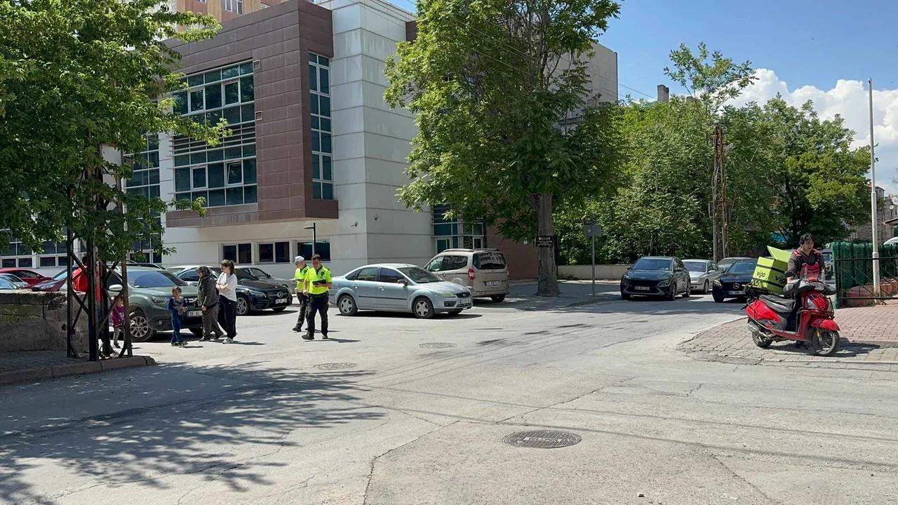 Kayseri Sahabiye'de  Otomobil ile Motosiklet Çarpıştı: Kurye Yaralandı — haber görseli